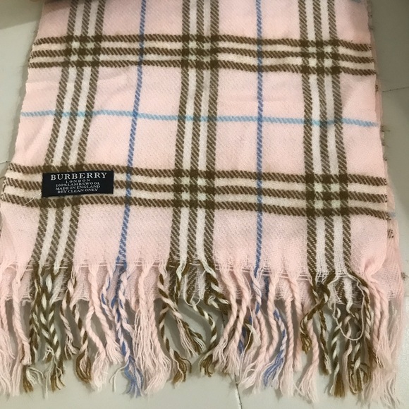๐ฏ Authentic Burberry Pink Lambswool Scarf ๐ - Picture 3 of 8